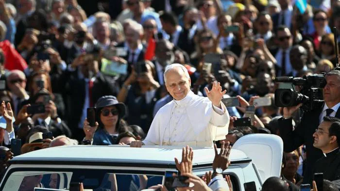 papa-leon-desde-el-papamovil_181-10214941_20250518011119